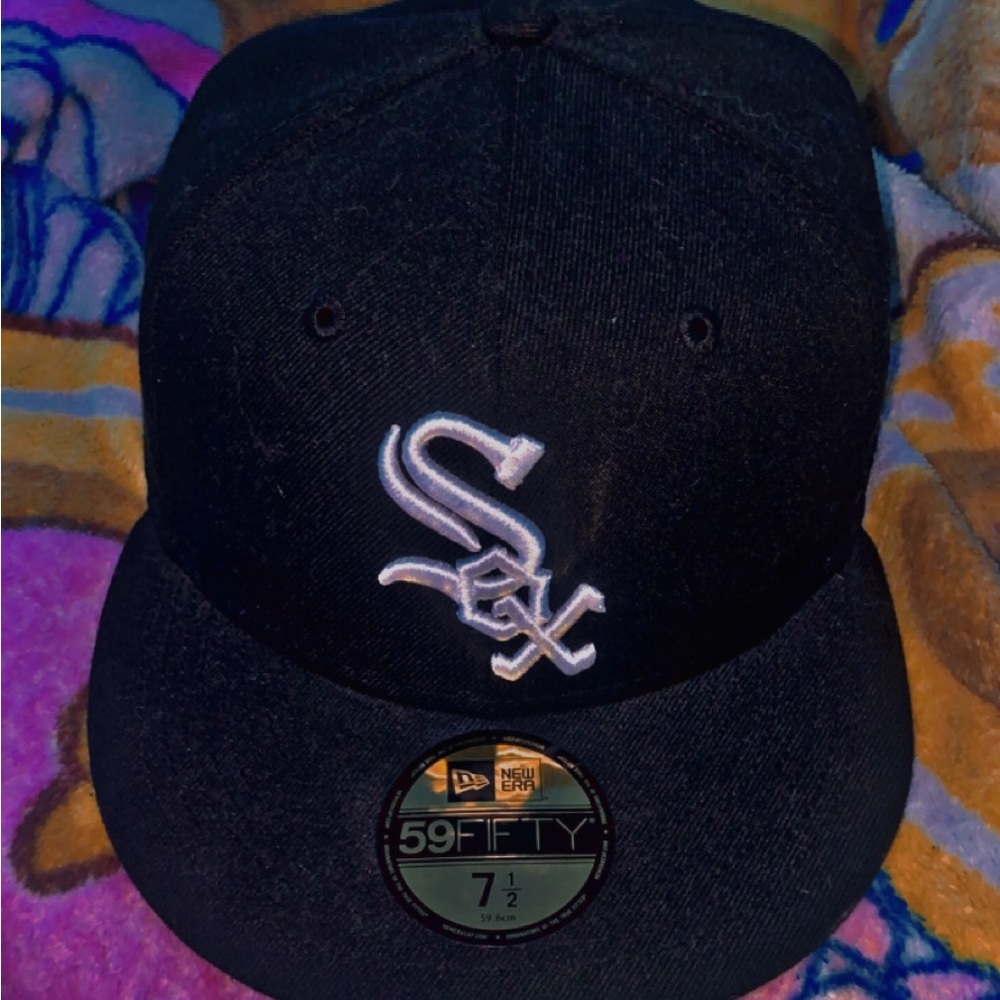 I am selling a New Era Chicago White Sox 59FIFTY Black & White Snapback Hat